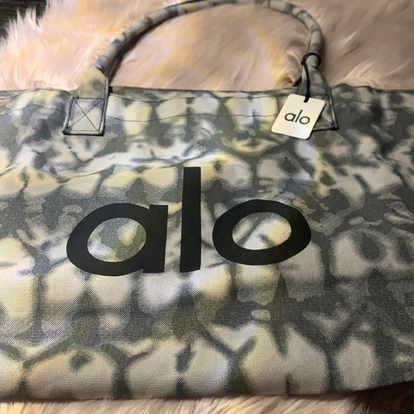 ALO Yoga Handbags - Alo tote